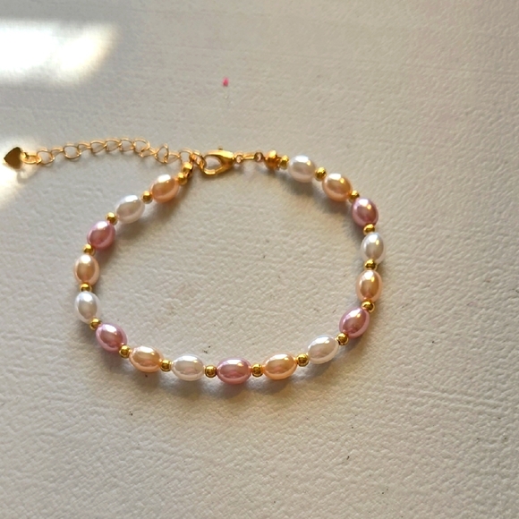 Elegant Pearl Bracelet with Gold Accents Hand Crafted B104 - Picture 1 of 3